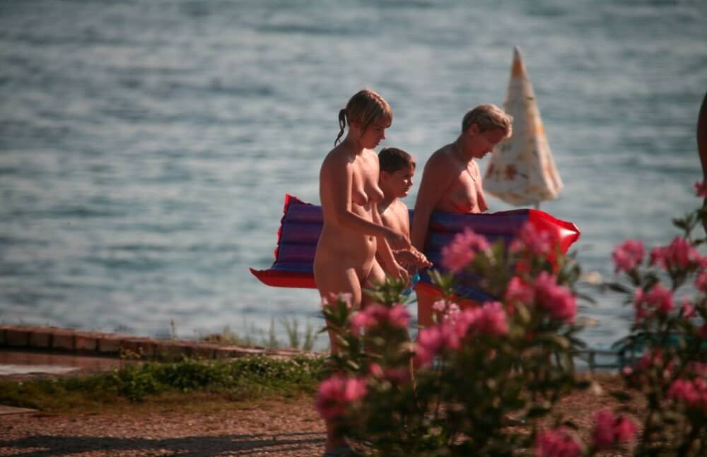 Dusk Til Dawn Showering phoros - Nudism promotes mental well-being