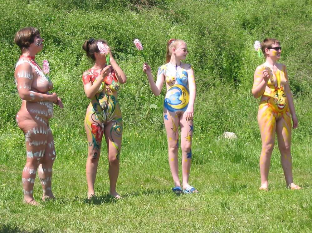 Family String-Apple Game Pics - Respect for differences is valued in the nudist movement