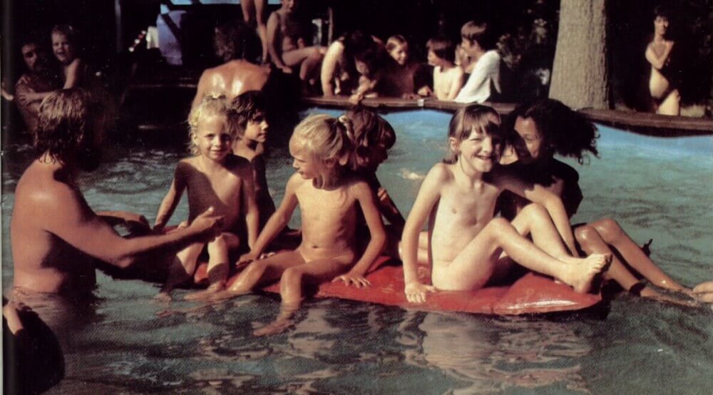 Jung und Frei Nr 1 - Growing up on a nude beach