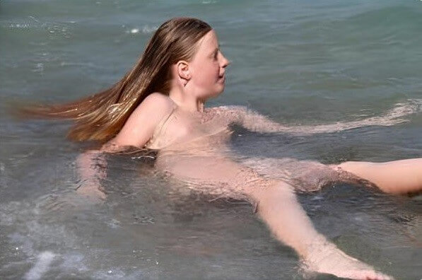Turqoise Water Splash pics - The desire to admire the human form