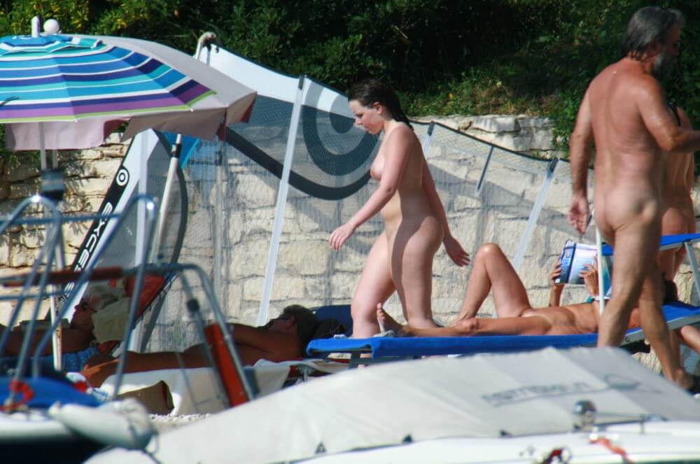 Girl Daytime Bath - Nudism helps strengthen friendships