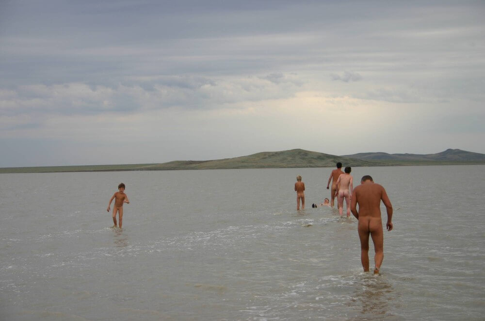 Black-Sea Body Mud Shots pics - Down with Shame—Become a Nudist