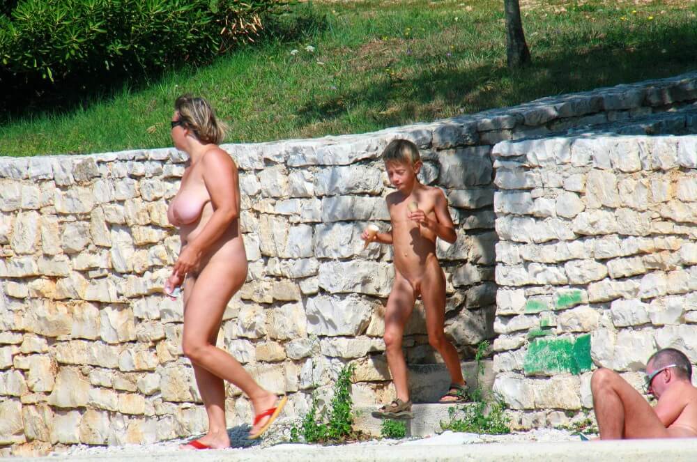 Ula FKK Wall-Side Families pics - Delegation of European Nudists