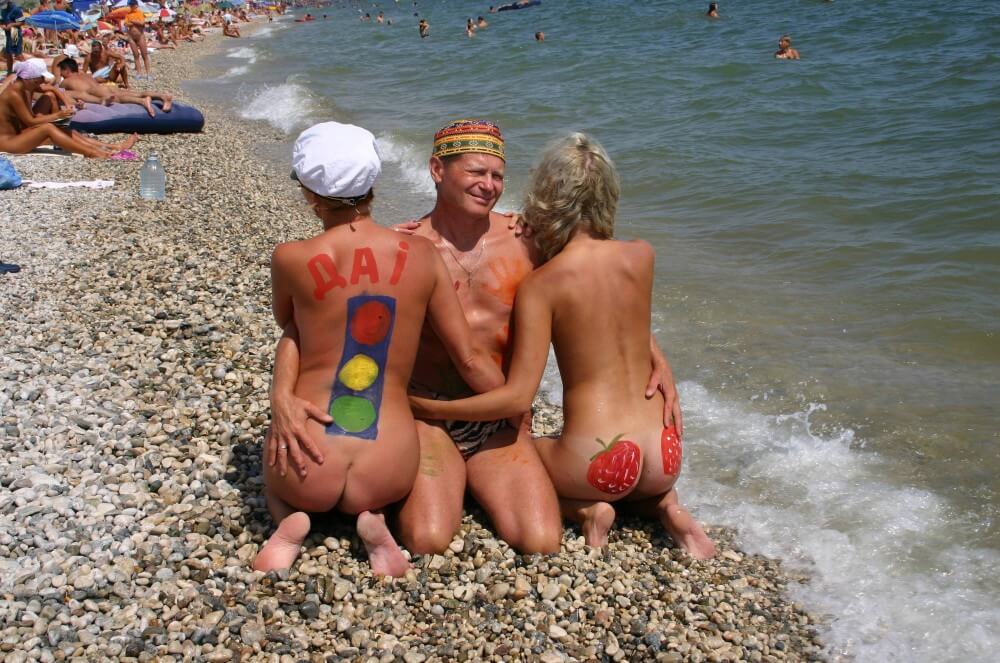 Bold Outdoor Nude Poses pics - Interaction with Nature Through Naturism