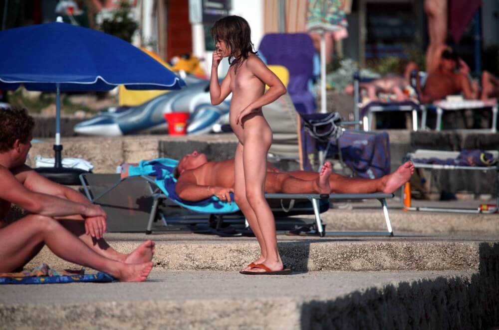 Girl Walk to Nudist Shower pics - Nudity is a natural way to express respect for nature and oneself
