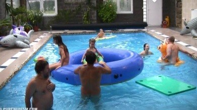 Piano pool and tennis Full HD - A spontaneous movement toward nudity