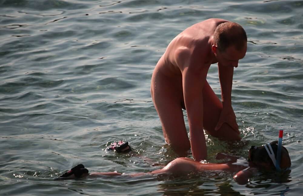 Father Floats His Daughter pics - Overcoming shame and awkwardness when taking off clothes