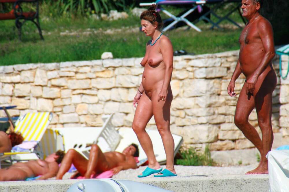 Ula FKK Wall-Side Passby photos - Clothing is also a mask for a nudist