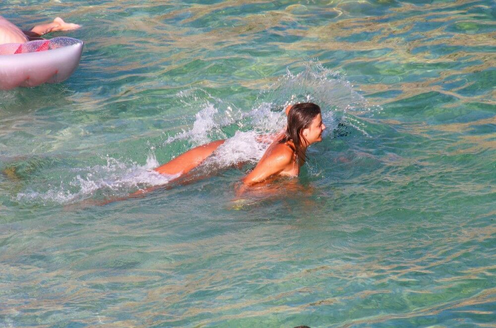 Ula FKK Teen Shore Run pics - Nudists live together in nature and in groups