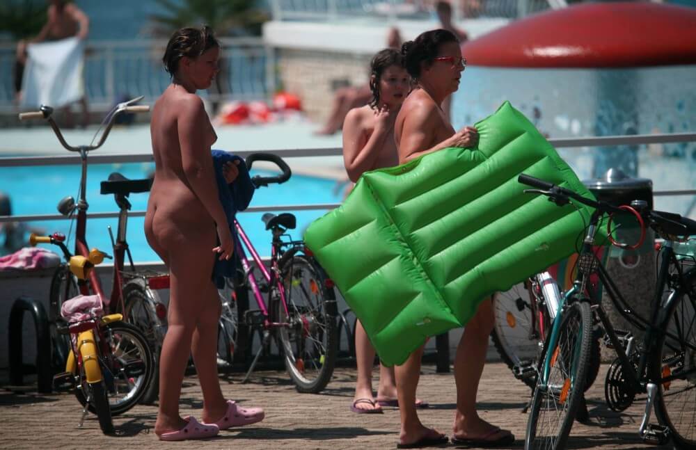 Outdoor Pool Sideliners pics - A closed community of naturists