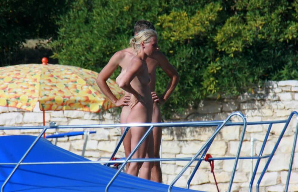Casual Beachside Strolling pics - Nudity is an expression of natural beauty and harmony