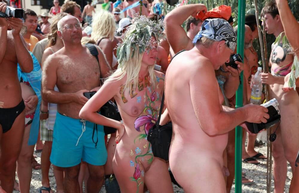 Neptune Painting Couple pics - Freedom and harmony in the practice of nudism and the naturist movement