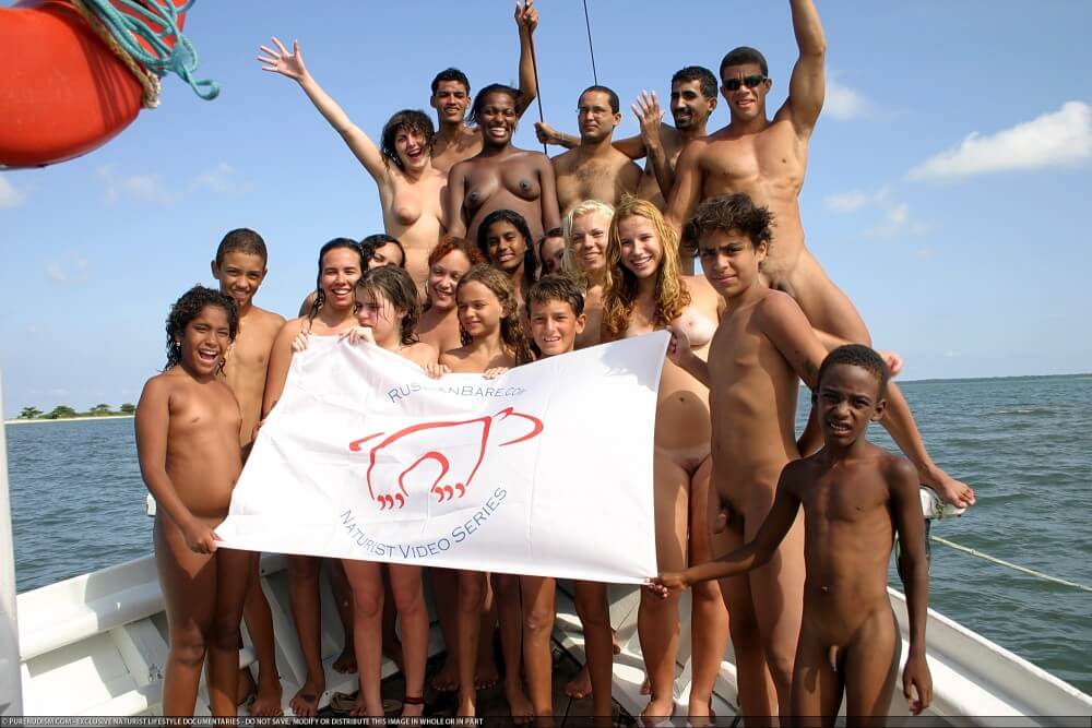 Naturism photo gallery # 59 - Naturists live easily and freely