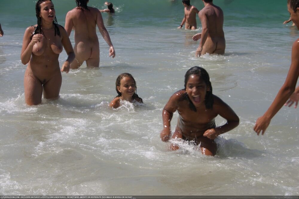 Brazil naturism photo set 4 - Activities conducted in a state of complete nudity