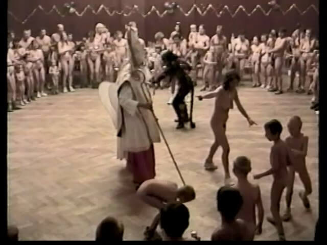 Helios Natura: Christmas Kinder Spiele - Freedom of choice allows one to be oneself and to be a naturist
